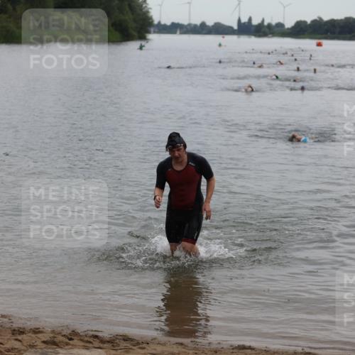 21.06.2026 - 29. Vierlanden-Triathlon Andreas Tolksdorf http://msf.ph/oto/9848682 21.06.2026 09:55:21 Schwimmen 323 meine-sportfotos.de