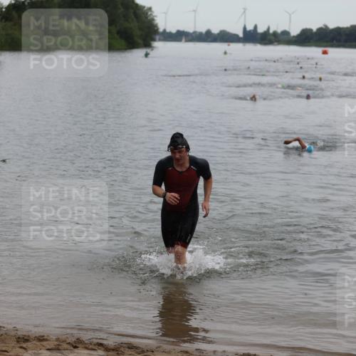 21.06.2026 - 29. Vierlanden-Triathlon Andreas Tolksdorf http://msf.ph/oto/9848693 21.06.2026 09:55:21 Schwimmen 323 meine-sportfotos.de
