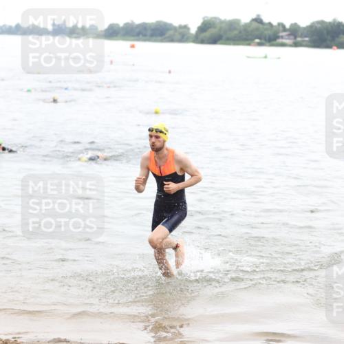 21.06.2026 - 29. Vierlanden-Triathlon Andreas Tolksdorf http://msf.ph/oto/9848868 21.06.2026 09:56:07 Schwimmen 308, 329, 381, 389 meine-sportfotos.de
