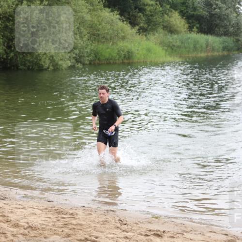 21.06.2026 - 29. Vierlanden-Triathlon Andreas Tolksdorf http://msf.ph/oto/9848911 21.06.2026 09:56:33 Schwimmen 306, 354, 361, 365 meine-sportfotos.de