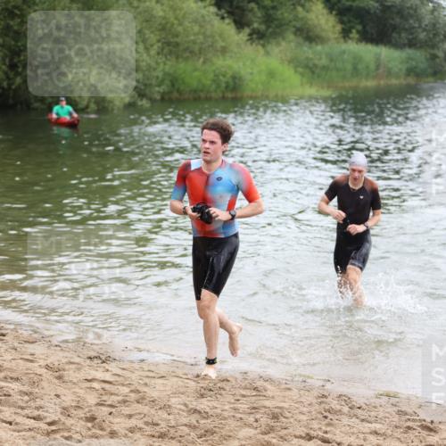 21.06.2026 - 29. Vierlanden-Triathlon Andreas Tolksdorf http://msf.ph/oto/9849079 21.06.2026 09:58:17 Schwimmen 305, 334, 348 meine-sportfotos.de