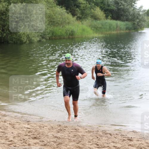 21.06.2026 - 29. Vierlanden-Triathlon Andreas Tolksdorf http://msf.ph/oto/9849276 21.06.2026 10:04:08 Schwimmen 420, 454 meine-sportfotos.de