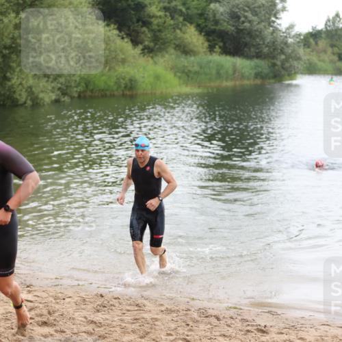 21.06.2026 - 29. Vierlanden-Triathlon Andreas Tolksdorf http://msf.ph/oto/9849288 21.06.2026 10:04:09 Schwimmen 420, 440, 454 meine-sportfotos.de