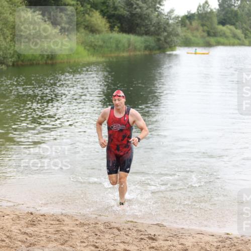 21.06.2026 - 29. Vierlanden-Triathlon Andreas Tolksdorf http://msf.ph/oto/9849302 21.06.2026 10:04:21 Schwimmen 440 meine-sportfotos.de
