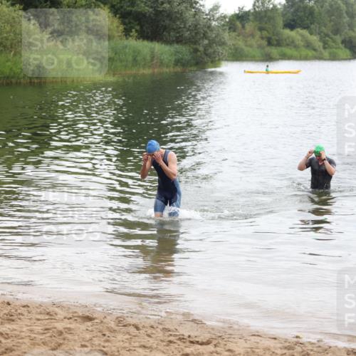 21.06.2026 - 29. Vierlanden-Triathlon Andreas Tolksdorf http://msf.ph/oto/9849334 21.06.2026 10:05:28 Schwimmen 429, 448 meine-sportfotos.de