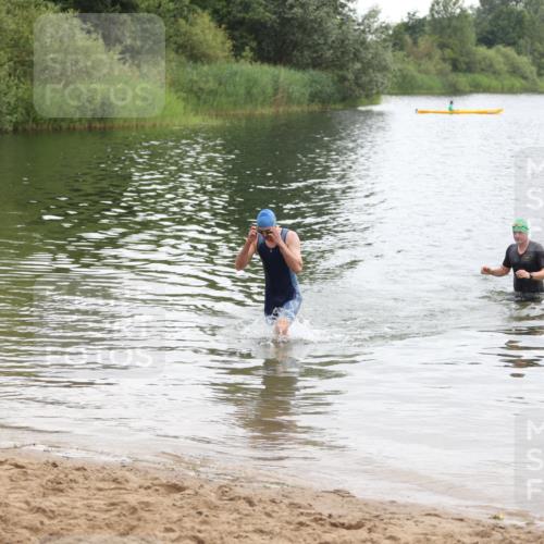 21.06.2026 - 29. Vierlanden-Triathlon Andreas Tolksdorf http://msf.ph/oto/9849338 21.06.2026 10:05:28 Schwimmen 429, 448 meine-sportfotos.de
