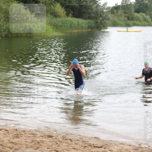21.06.2026 - 29. Vierlanden-Triathlon Andreas Tolksdorf http://msf.ph/oto/9849339 21.06.2026 10:05:28 Schwimmen 429, 448 meine-sportfotos.de
