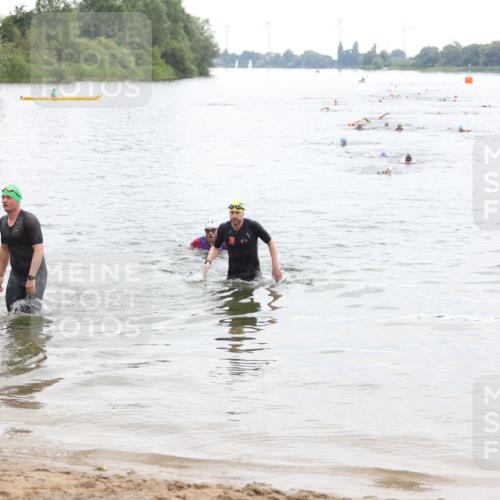 21.06.2026 - 29. Vierlanden-Triathlon Andreas Tolksdorf http://msf.ph/oto/9849351 21.06.2026 10:05:32 Schwimmen 395, 414, 429, 448 meine-sportfotos.de
