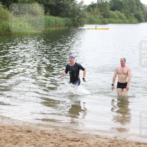 21.06.2026 - 29. Vierlanden-Triathlon Andreas Tolksdorf http://msf.ph/oto/9849381 21.06.2026 10:06:08 Schwimmen 444, 464 meine-sportfotos.de