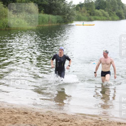 21.06.2026 - 29. Vierlanden-Triathlon Andreas Tolksdorf http://msf.ph/oto/9849385 21.06.2026 10:06:08 Schwimmen 444, 464 meine-sportfotos.de