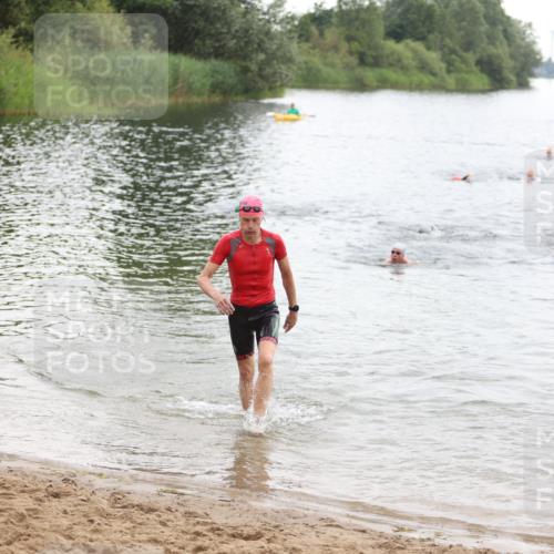 21.06.2026 - 29. Vierlanden-Triathlon Andreas Tolksdorf http://msf.ph/oto/9849465 21.06.2026 10:06:52 Schwimmen 409, 443 meine-sportfotos.de