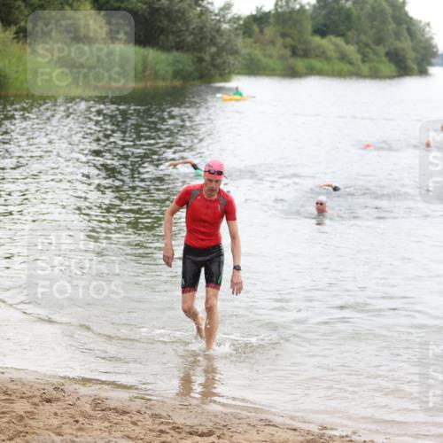 21.06.2026 - 29. Vierlanden-Triathlon Andreas Tolksdorf http://msf.ph/oto/9849478 21.06.2026 10:06:52 Schwimmen 409, 443 meine-sportfotos.de
