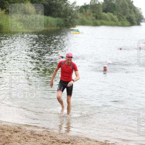 21.06.2026 - 29. Vierlanden-Triathlon Andreas Tolksdorf http://msf.ph/oto/9849486 21.06.2026 10:06:52 Schwimmen 409, 443 meine-sportfotos.de