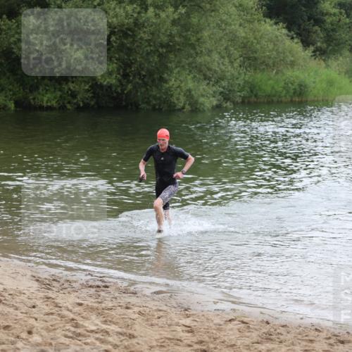21.06.2026 - 29. Vierlanden-Triathlon Andreas Tolksdorf http://msf.ph/oto/9849565 21.06.2026 10:07:26 Schwimmen 424, 475 meine-sportfotos.de