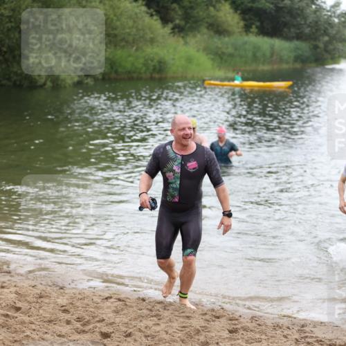21.06.2026 - 29. Vierlanden-Triathlon Andreas Tolksdorf http://msf.ph/oto/9850061 21.06.2026 10:09:12 Schwimmen 406, 435, 439, 470 meine-sportfotos.de