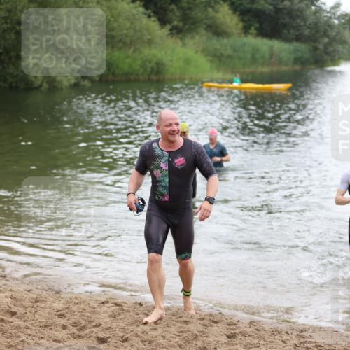21.06.2026 - 29. Vierlanden-Triathlon Andreas Tolksdorf http://msf.ph/oto/9850073 21.06.2026 10:09:12 Schwimmen 406, 435, 439, 470 meine-sportfotos.de