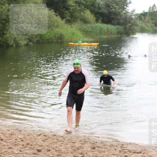 21.06.2026 - 29. Vierlanden-Triathlon Andreas Tolksdorf http://msf.ph/oto/9850194 21.06.2026 10:10:59 Schwimmen 411, 461 meine-sportfotos.de