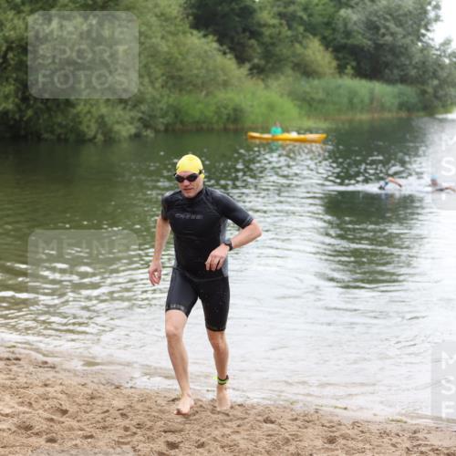 21.06.2026 - 29. Vierlanden-Triathlon Andreas Tolksdorf http://msf.ph/oto/9850214 21.06.2026 10:11:07 Schwimmen 411, 461 meine-sportfotos.de