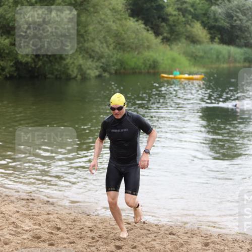 21.06.2026 - 29. Vierlanden-Triathlon Andreas Tolksdorf http://msf.ph/oto/9850220 21.06.2026 10:11:07 Schwimmen 411, 461 meine-sportfotos.de