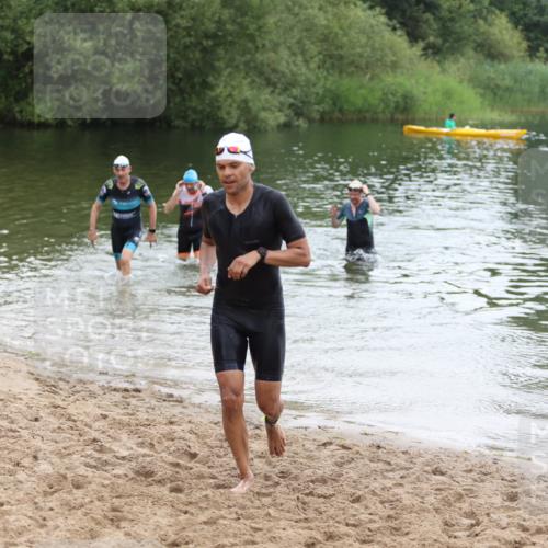 21.06.2026 - 29. Vierlanden-Triathlon Andreas Tolksdorf http://msf.ph/oto/9850248 21.06.2026 10:11:33 Schwimmen 402, 404, 426, 463 meine-sportfotos.de