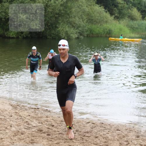 21.06.2026 - 29. Vierlanden-Triathlon Andreas Tolksdorf http://msf.ph/oto/9850263 21.06.2026 10:11:33 Schwimmen 402, 404, 426, 463 meine-sportfotos.de