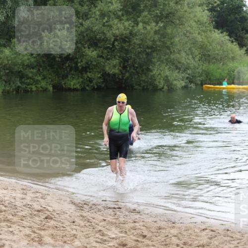21.06.2026 - 29. Vierlanden-Triathlon Andreas Tolksdorf http://msf.ph/oto/9850322 21.06.2026 10:12:30 Schwimmen 401, 423 meine-sportfotos.de