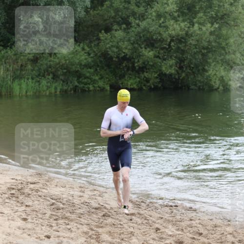 21.06.2026 - 29. Vierlanden-Triathlon Andreas Tolksdorf http://msf.ph/oto/9850360 21.06.2026 10:12:35 Schwimmen 401, 423 meine-sportfotos.de