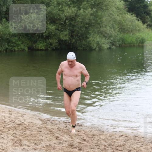 21.06.2026 - 29. Vierlanden-Triathlon Andreas Tolksdorf http://msf.ph/oto/9850532 21.06.2026 10:13:37 Schwimmen 415 meine-sportfotos.de