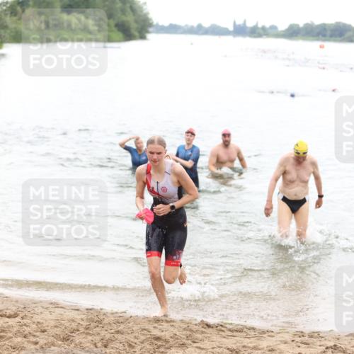 21.06.2026 - 29. Vierlanden-Triathlon Andreas Tolksdorf http://msf.ph/oto/9850624 21.06.2026 10:15:12 Schwimmen 526, 564, 584, 614, 621 meine-sportfotos.de