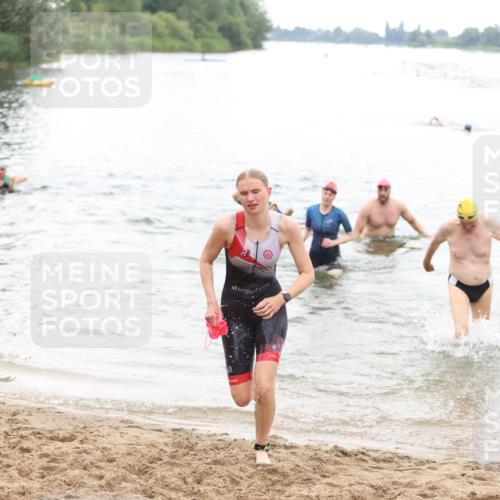 21.06.2026 - 29. Vierlanden-Triathlon Andreas Tolksdorf http://msf.ph/oto/9850636 21.06.2026 10:15:12 Schwimmen 526, 564, 584, 614, 621 meine-sportfotos.de