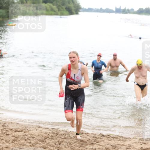 21.06.2026 - 29. Vierlanden-Triathlon Andreas Tolksdorf http://msf.ph/oto/9850639 21.06.2026 10:15:12 Schwimmen 526, 564, 584, 614, 621 meine-sportfotos.de