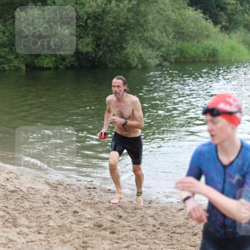 21.06.2026 - 29. Vierlanden-Triathlon Andreas Tolksdorf http://msf.ph/oto/9850686 21.06.2026 10:15:18 Schwimmen 496, 564, 584, 614, 621 meine-sportfotos.de