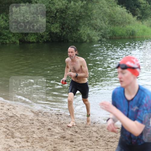 21.06.2026 - 29. Vierlanden-Triathlon Andreas Tolksdorf http://msf.ph/oto/9850689 21.06.2026 10:15:18 Schwimmen 496, 564, 584, 614, 621 meine-sportfotos.de
