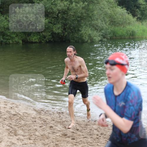 21.06.2026 - 29. Vierlanden-Triathlon Andreas Tolksdorf http://msf.ph/oto/9850692 21.06.2026 10:15:18 Schwimmen 496, 564, 584, 614, 621 meine-sportfotos.de
