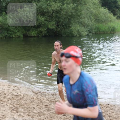 21.06.2026 - 29. Vierlanden-Triathlon Andreas Tolksdorf http://msf.ph/oto/9850698 21.06.2026 10:15:19 Schwimmen 496, 564, 584, 614, 621 meine-sportfotos.de