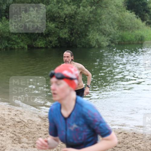 21.06.2026 - 29. Vierlanden-Triathlon Andreas Tolksdorf http://msf.ph/oto/9850702 21.06.2026 10:15:19 Schwimmen 496, 564, 584, 614, 621 meine-sportfotos.de