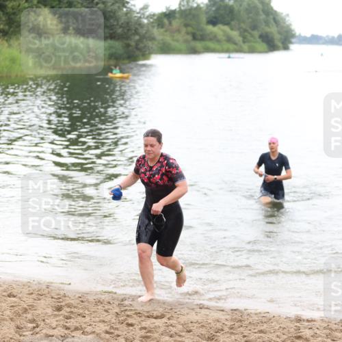 21.06.2026 - 29. Vierlanden-Triathlon Andreas Tolksdorf http://msf.ph/oto/9850748 21.06.2026 10:15:50 Schwimmen 552, 562 meine-sportfotos.de