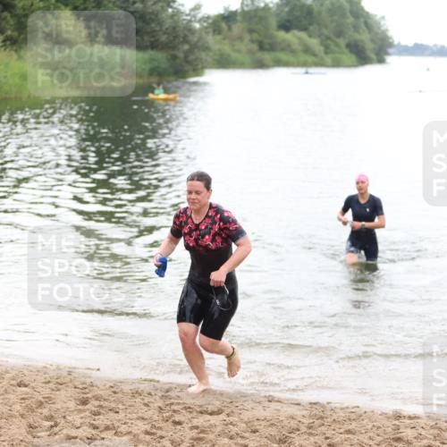 21.06.2026 - 29. Vierlanden-Triathlon Andreas Tolksdorf http://msf.ph/oto/9850750 21.06.2026 10:15:50 Schwimmen 552, 562 meine-sportfotos.de