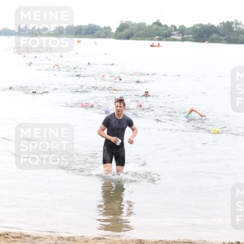 21.06.2026 - 29. Vierlanden-Triathlon Andreas Tolksdorf http://msf.ph/oto/9850822 21.06.2026 10:16:25 Schwimmen 383, 384, 441, 540 meine-sportfotos.de