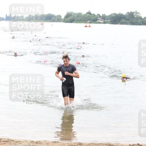 21.06.2026 - 29. Vierlanden-Triathlon Andreas Tolksdorf http://msf.ph/oto/9850834 21.06.2026 10:16:25 Schwimmen 383, 384, 441, 540 meine-sportfotos.de