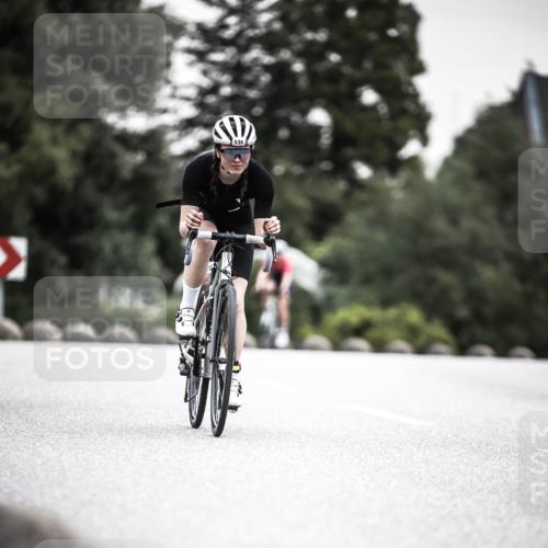 21.06.2026 - 29. Vierlanden-Triathlon H.Heesch http://msf.ph/oto/9851220 21.06.2026 10:28:36 Radfahren 99, 106, 367, 387, 390, 508, 511, 535, 561, 592, 616 meine-sportfotos.de