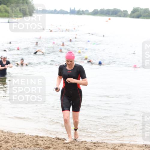 21.06.2026 - 29. Vierlanden-Triathlon Andreas Tolksdorf http://msf.ph/oto/9851634 21.06.2026 10:18:11 Schwimmen 494, 592 meine-sportfotos.de