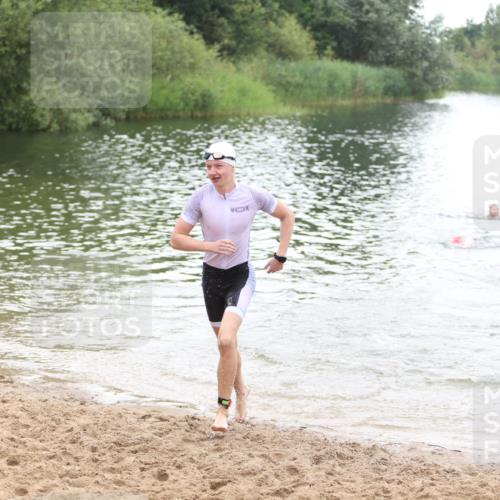 21.06.2026 - 29. Vierlanden-Triathlon Andreas Tolksdorf http://msf.ph/oto/9852357 21.06.2026 10:20:06 Schwimmen 304, 366, 484, 572 meine-sportfotos.de