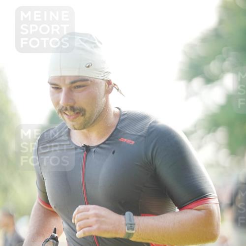 21.06.2026 - 29. Vierlanden-Triathlon LAZAROV Photography http://msf.ph/oto/9857038 21.06.2026 08:54:27 Schwimmen 93 meine-sportfotos.de
