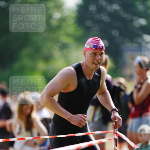 21.06.2026 - 29. Vierlanden-Triathlon LAZAROV Photography http://msf.ph/oto/9860193 21.06.2026 08:39:03 Schwimmen 60, 61, 82 meine-sportfotos.de