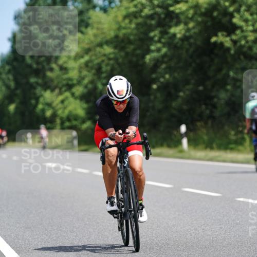 21.06.2026 - Viking Triathlon Michael Burmester http://msf.ph/oto/9865387 21.06.2026 11:57:14 Radfahren 25, 134, 137, 158, 190, 225, 253, 344, 369, 388, 449, 469, 547, 575, 630, 630 meine-sportfotos.de
