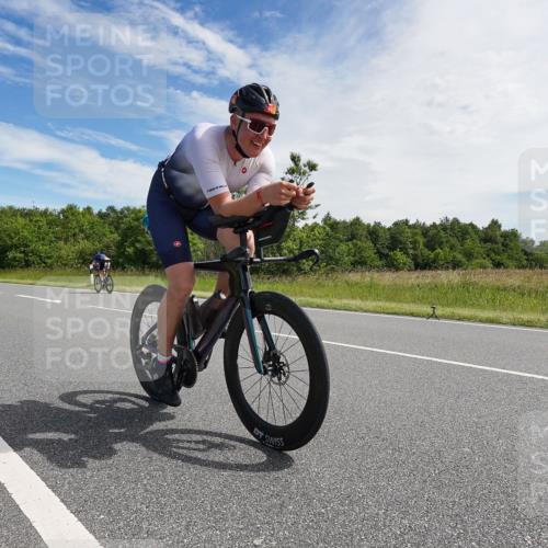 21.06.2026 - Viking Triathlon Michael Burmester http://msf.ph/oto/9866384 21.06.2026 11:26:33 Radfahren 77, 99, 141, 141, 429, 442, 462, 560 meine-sportfotos.de