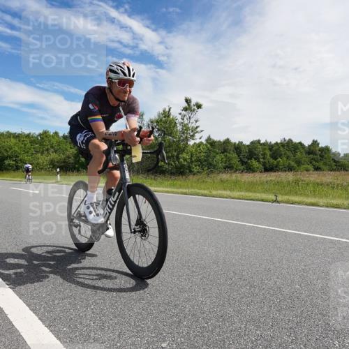 21.06.2026 - Viking Triathlon Michael Burmester http://msf.ph/oto/9866390 21.06.2026 11:26:37 Radfahren 77, 99, 141, 141, 429, 442, 462, 560, 653 meine-sportfotos.de