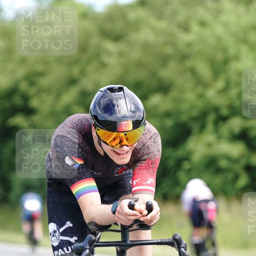 21.06.2026 - Viking Triathlon Michael Burmester http://msf.ph/oto/9866465 21.06.2026 12:07:36 Radfahren 90, 97, 118, 163, 211, 226, 245, 245, 422, 562, 562, 621 meine-sportfotos.de
