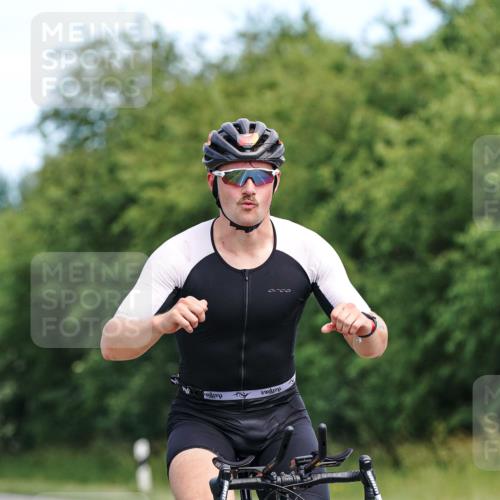 21.06.2026 - Viking Triathlon Michael Burmester http://msf.ph/oto/9866478 21.06.2026 12:07:47 Radfahren 24, 90, 97, 211, 245, 259, 269, 335, 422, 545, 562, 621, 622 meine-sportfotos.de